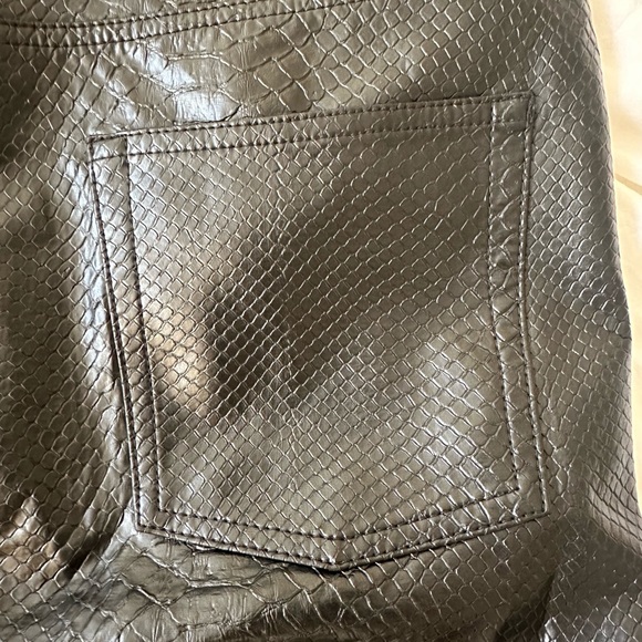 10 Wilfred Aritzia Melina, python high Rise straight pants, faux black leather - Picture 5 of 8